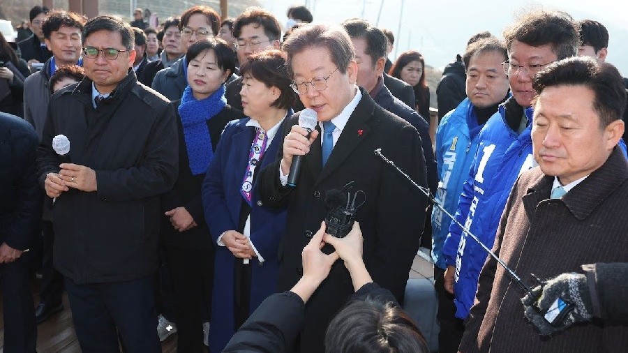 Tổng thống Hàn Quốc ra chỉ thị khẩn sau vụ một lãnh đạo đảng bị tấn công