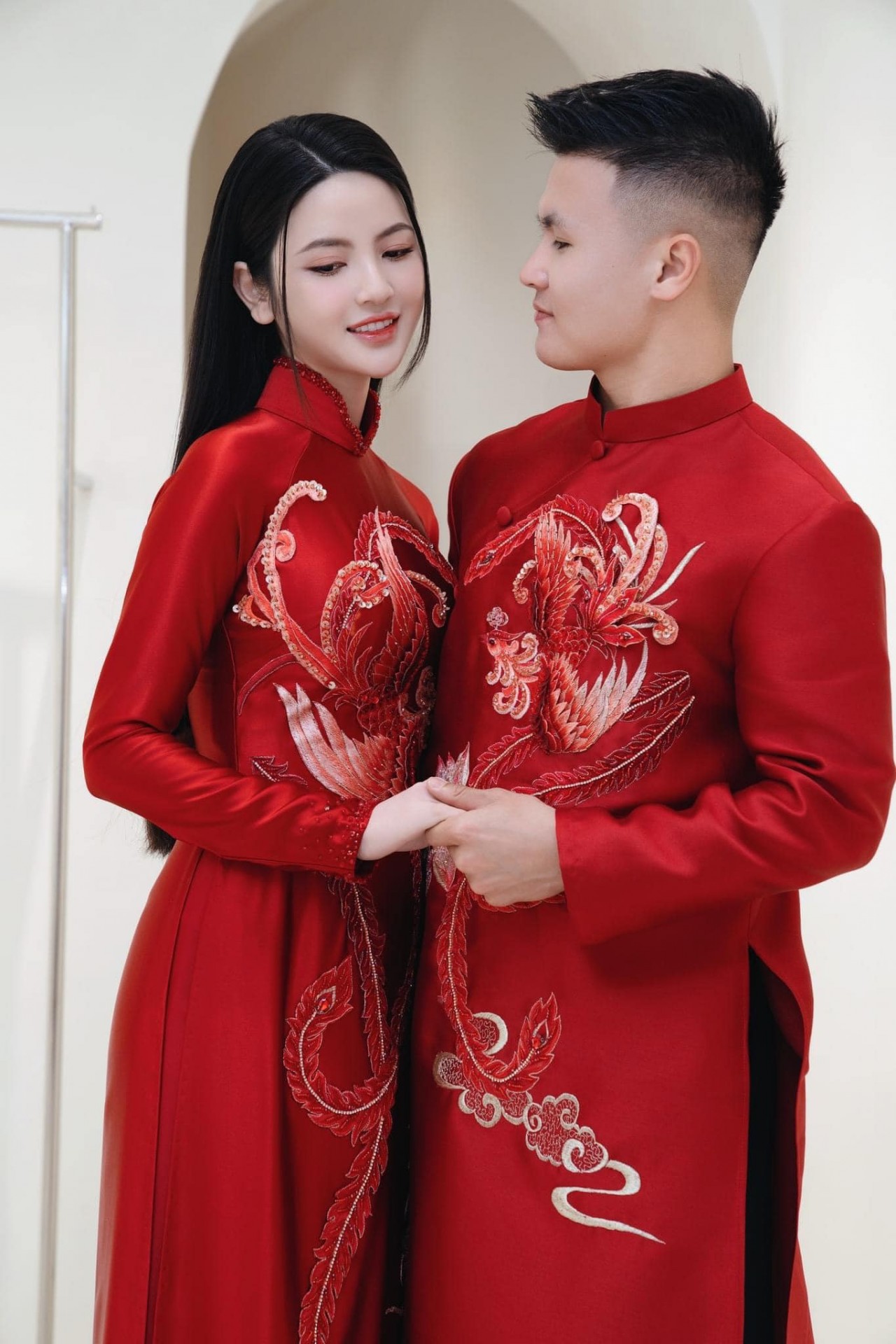 Khoảnh khắc tình tứ, ngọt ngào của cặp đôi 'trai tài gái sắc' Quang Hải - Chu Thanh Huyền