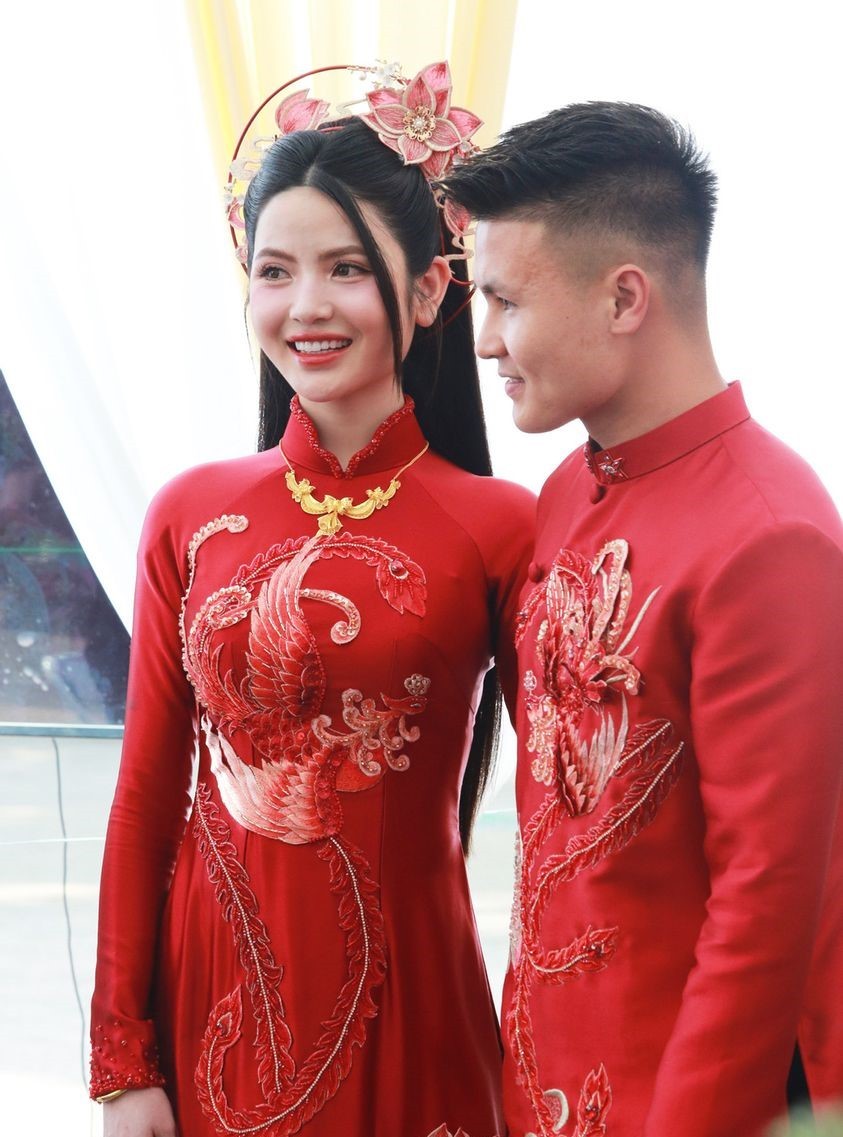 Khoảnh khắc tình tứ, ngọt ngào của cặp đôi 'trai tài gái sắc' Quang Hải - Chu Thanh Huyền
