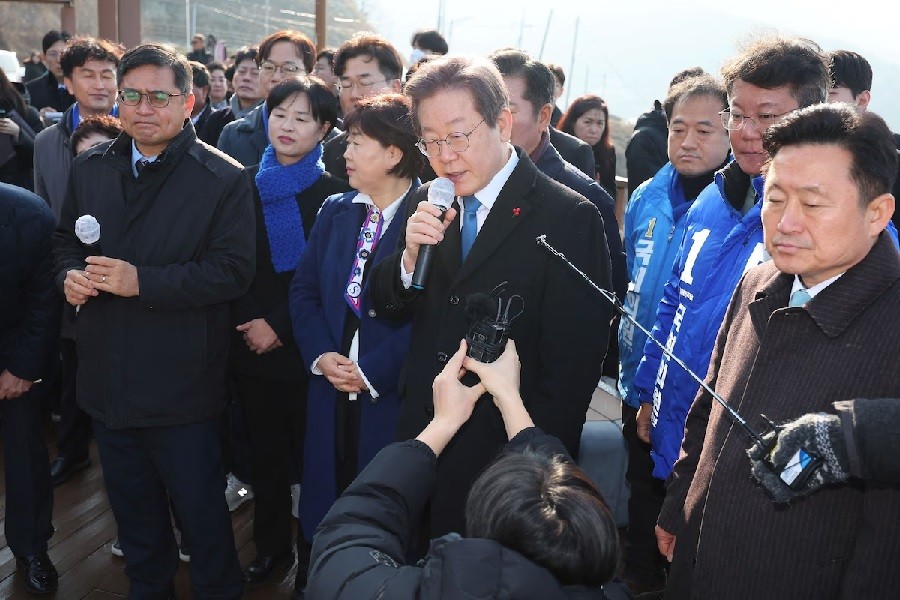 Tổng thống Hàn Quốc ra chỉ thị khẩn sau vụ một lãnh đạo đảng bị tấn công. (Nguồn: yonhap)