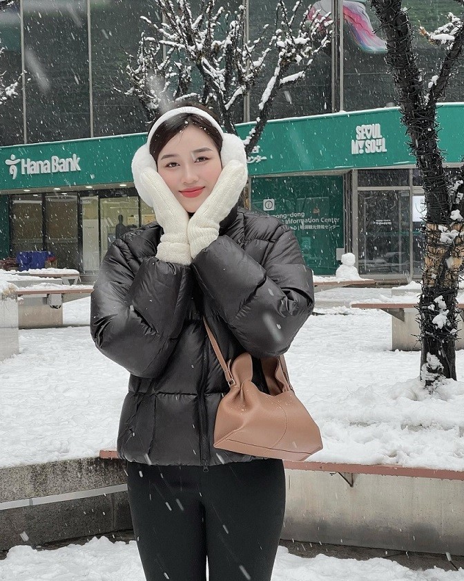 Hoa hậu Đỗ Thị Hà sang Hàn Quốc từ cuối tháng 12/2023 đón năm mới. Người đẹp xứ Thanh tới Seoul đúng ngày tuyết rơi trắng xóa nên có cơ hội tận hưởng cái lạnh. Đỗ Hà có đêm giao thừa đáng nhớ, tham gia chương trình đếm ngược và bắn pháo hoa ở khu Lotte Mall.