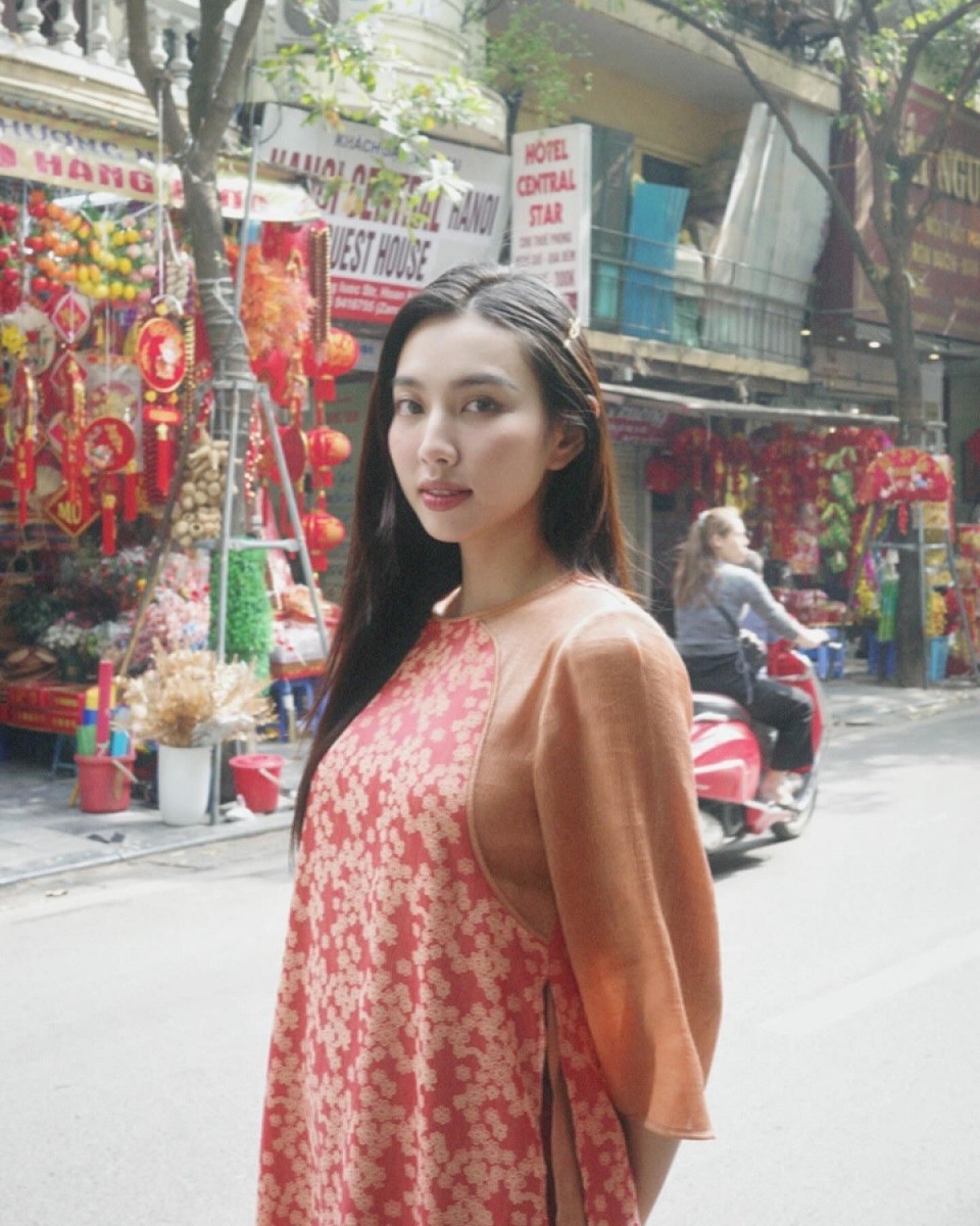 Hoa hậu Thùy Tiên có chuyến công tác tại Hà Nội dịp Tết Dương lịch nên tranh thủ tận hưởng cái lạnh mùa Đông đất Bắc. Người đẹp diện áo dài, đi dạo trong khu phố cổ. 