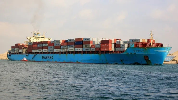 Một con tàu chở hàng đi qua Kênh đào Suez, một trong những tuyến đường thủy quan trọng nhất do con người tạo ra, ở Ismailia, Ai Cập vào ngày 29 tháng 12 năm 2023. (Ảnh của Fareed Kotb/Anadolu qua Getty Images)