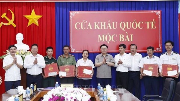 NA Chairman Vuong Dinh Hue visits Moc Bai International Border Gate