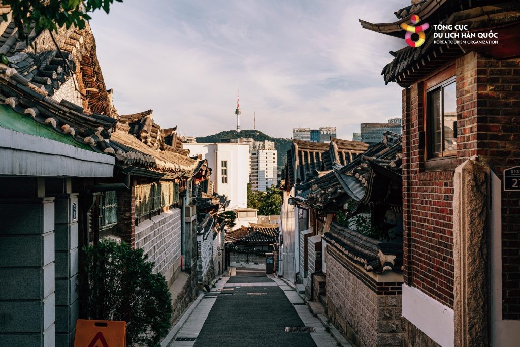 Việc phát triển thương hiệu “Hanok Seoul” là một phần trong “Kế hoạch xúc tiến tái tạo Seoul Hanok 4.0” với mục đích không chỉ bảo tồn và khôi phục những ngôi nhà Hanok mà còn quảng bá sức hấp dẫn của văn hóa bản địa, phong cách sống Hàn Quốc mang tên K-Living. (Nguồn: VisitKorea)