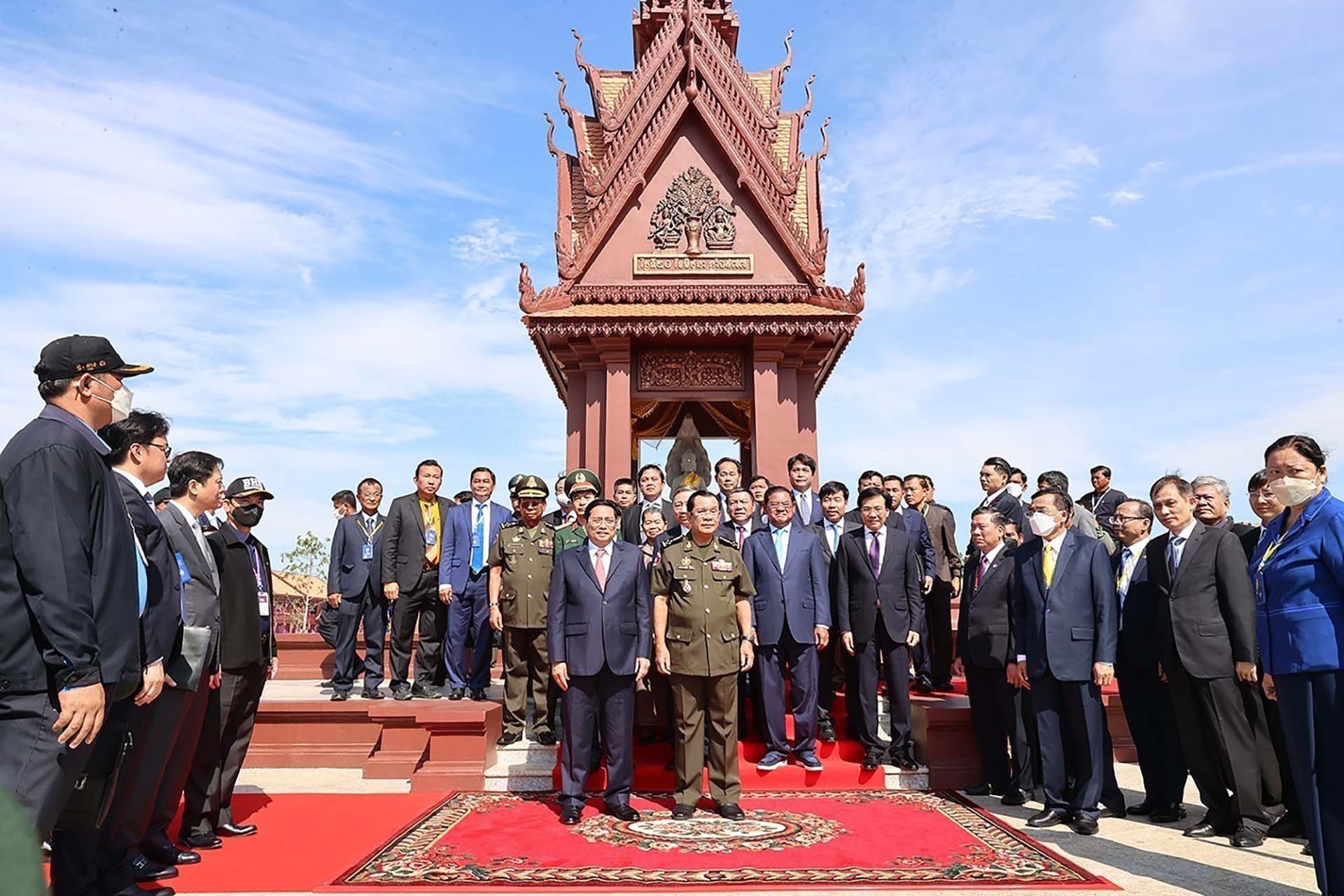 Thủ tướng Chính phủ Phạm Minh Chính   và Thủ tướng Campuchia Samdech Techo Hun Sen dự Lễ kỷ niệm 45 năm “Con đường tiến tới đánh đổ chế độ diệt chủng Pol Pot” tại Bình Phước, ngày 20/6/2022. (Nguồn: TTXVN)