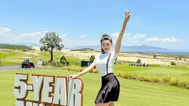 Nhan sắc rạng rỡ của MC Diễm Nhi khi dẫn chương trình các giải thi đấu golf tại Nha Trang