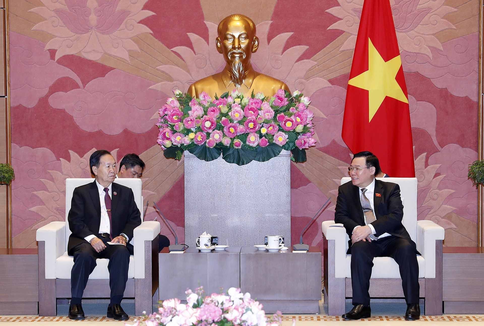 Chủ tịch Quốc hội Vương Đình Huệ tiếp Phó Chủ tịch Quốc hội CHDCND Lào Chaleun Yiapaoher. (Nguồn: TTXVN)