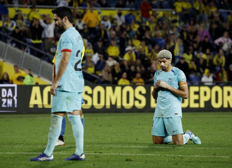 Kịch tính xuất hiện ở phút bù giờ thứ 3, trọng tài cho Barca được hưởng phạt đền sau khi một cầu thủ Las Palmas đẩy ngã Gundogan trong vòng cấm. Có thể thấy khát khao chiến thắng của Barca khi trung vệ Ronald Araujo quỳ xuống sân cầu nguyện trong lúc tiền vệ người Đức đá phạt đền.
