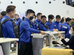 Asian Cup 2023: Hình ảnh đội tuyển Việt Nam làm thủ tục tại sân bay, lên đường sang Qatar