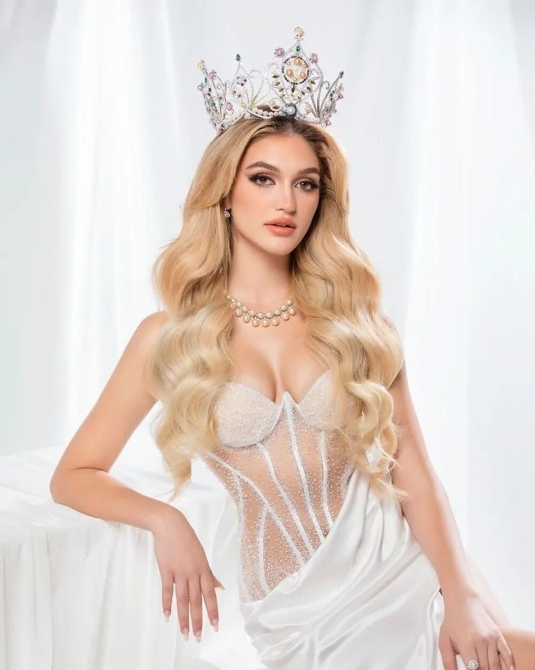 Top 4 Hoa hậu Trái đất 2023 đội vương miện