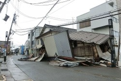Nhật Bản: Giải cứu thành công cụ bà 80 tuổi trong căn nhà sập do động đất mạnh
