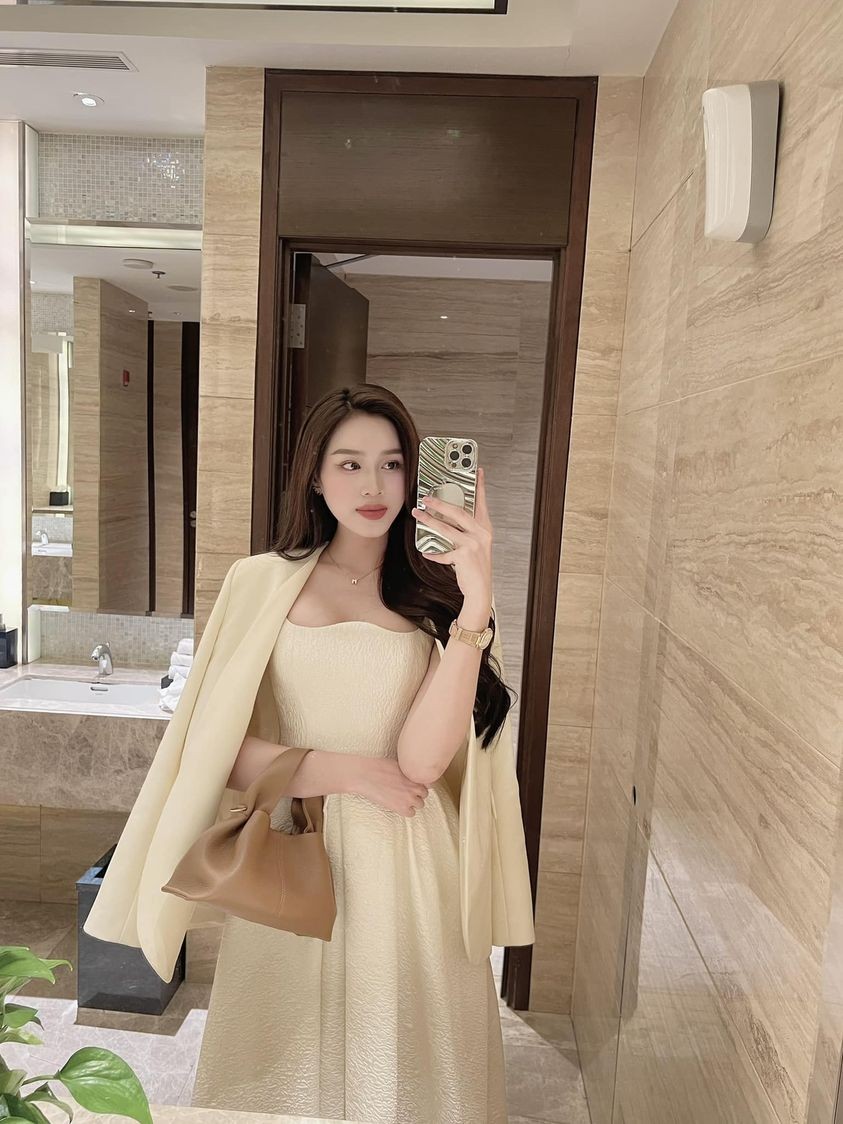 Hoa hậu Đỗ Thị Hà nổi bật với những bộ cánh bó sát, khoe khéo lợi thế hình thể