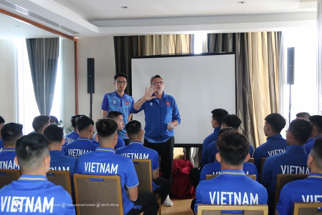 Đội tuyển Việt Nam họp nhanh trước khi tập luyện tại Qatar. (Nguồn: VFF)