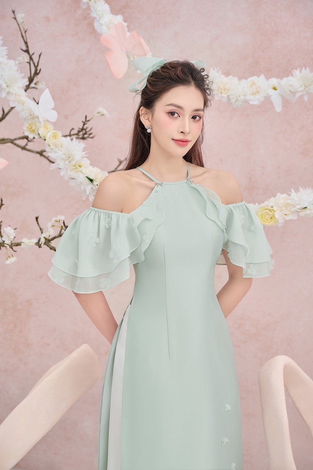 Hoa hậu Tiểu Vy phong cách tiểu thư ngọt ngào trong bộ ảnh áo dài cách tân dịp Tết