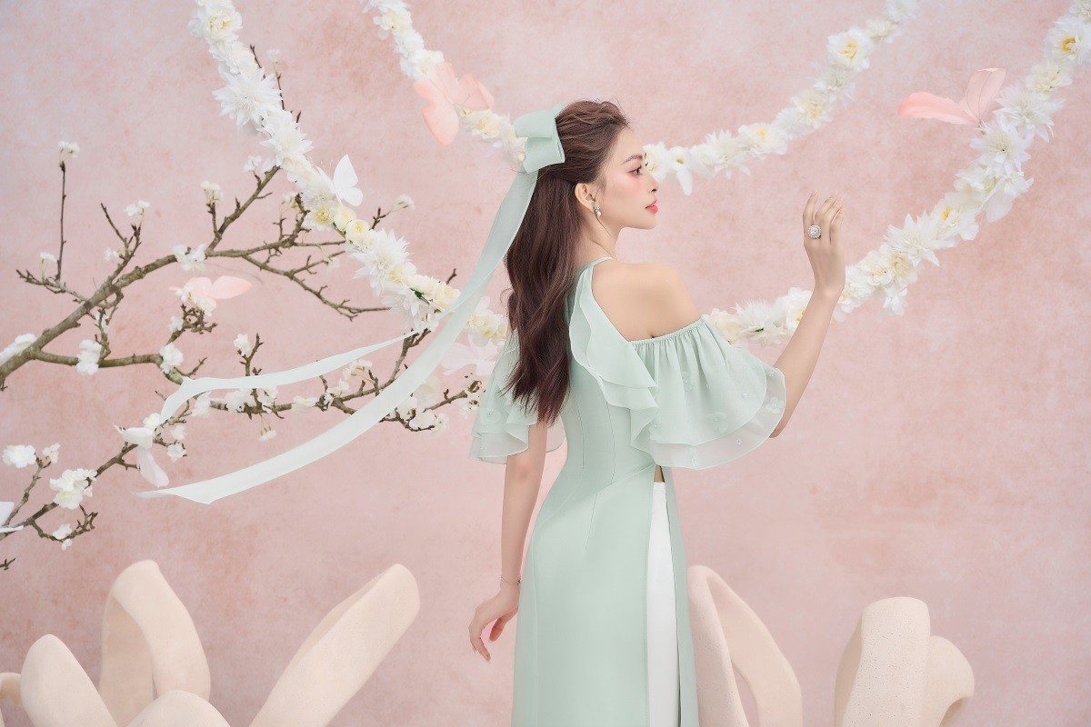 Hoa hậu Tiểu Vy phong cách tiểu thư ngọt ngào trong bộ ảnh áo dài cách tân dịp Tết