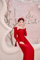 Hoa hậu Tiểu Vy phong cách tiểu thư ngọt ngào trong bộ ảnh áo dài cách tân đón Tết