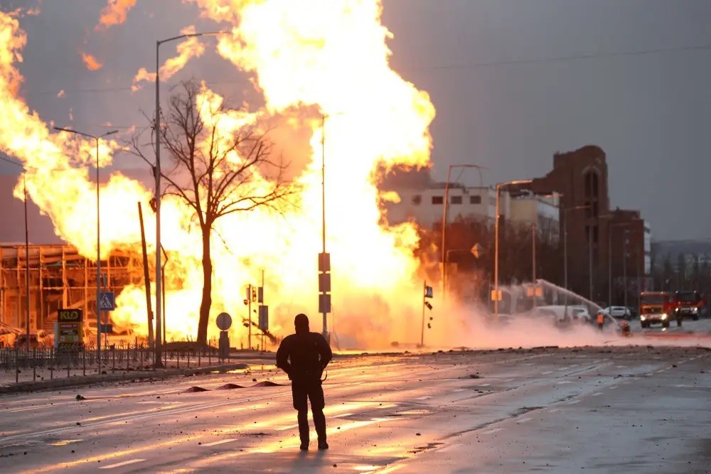 Tòa nhà bốc cháy sau cuộc tấn công tên lửa ở quận Podilskyi, Kiev, Ukraine, ngày 2/1. (Nguồn: Getty)
