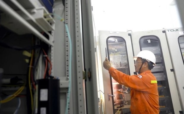 A technician uses a smart device to check QR codes at 220kV Phan Thiet electrical substation in the south central province of Binh Thuan. (Photo: VNA)