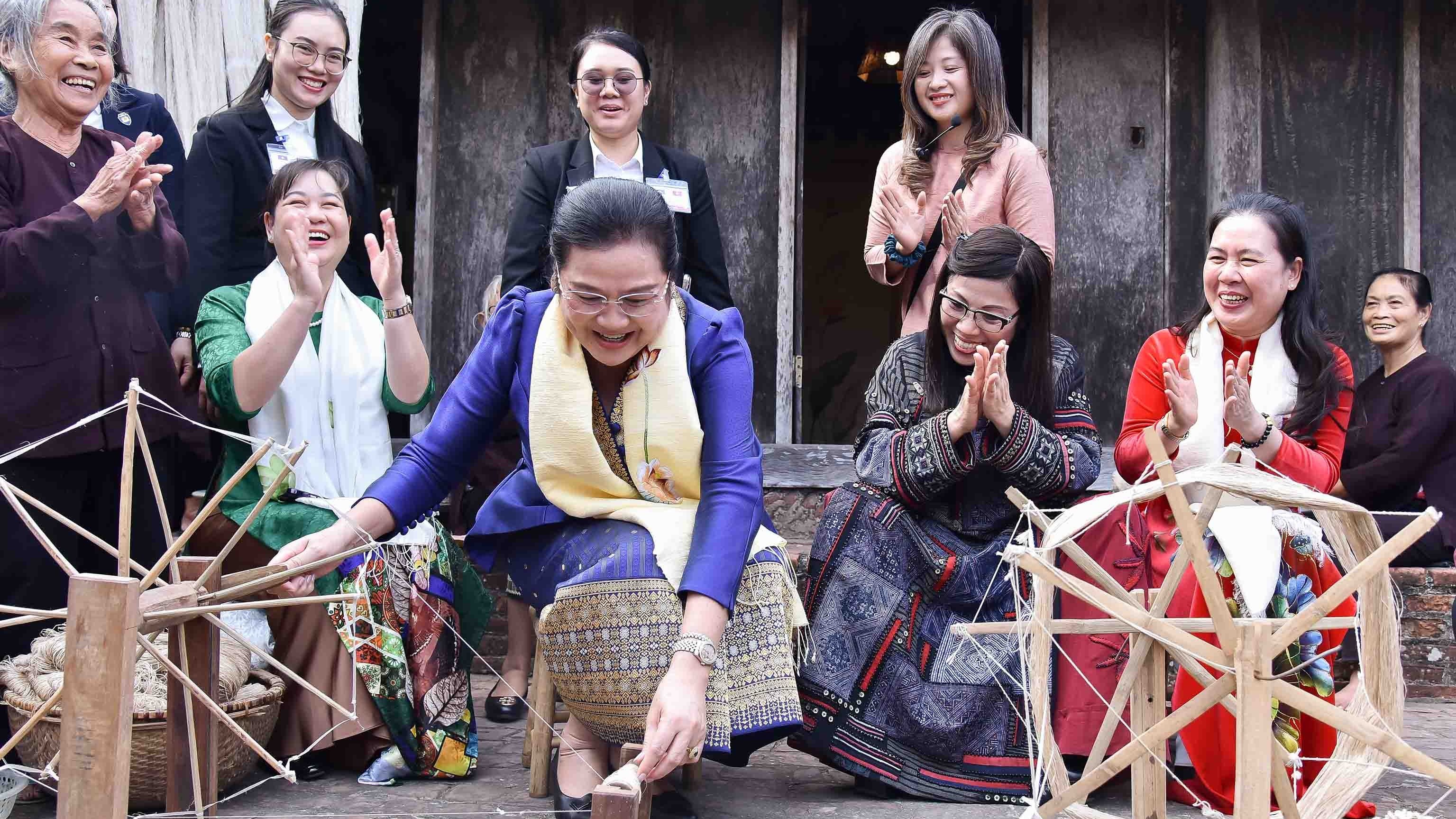 Hai phu nhân Thủ tướng Việt Nam và Lào trải nghiệm làm nghệ nhân làng lụa đũi Nam Cao, Thái Bình