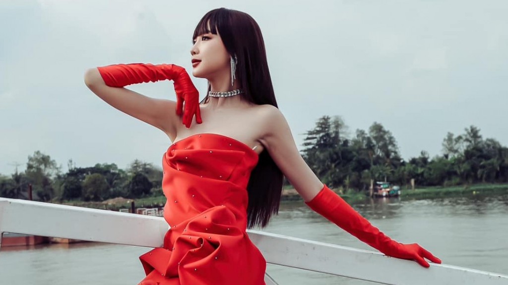 Hoa hậu Lê Nguyễn Bảo Ngọc ưa chuộng những thiết thế khoe đường cong hút mắt