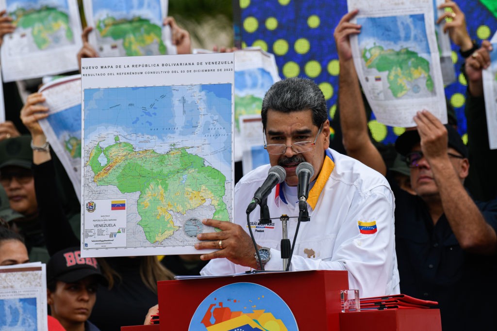 Tổng thống Venezuela Nicolas Maduro giơ bản đồ đất nước trong cuộc tuần hành ủng hộ lập trường của Venezuela trong tranh chấp lãnh thổ Essequibo với Cộng hòa Hợp tác xã Guyana, tại Caracas, Venezuela, vào ngày 8 tháng 12 năm 2023. Nguồn : Getty Images