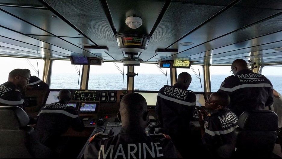 Các thành viên Hải quân Senegal được nhìn thấy trên tàu tuần tra 'Walo', khi họ tìm kiếm những người di cư bất hợp pháp, trên vùng biển quốc tế của Senegal, ngày 2 tháng 11 năm 2023. (Reuters)