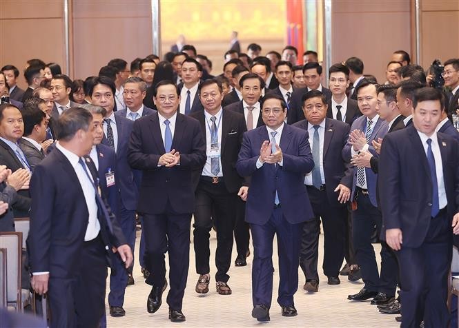 Thủ tướng Phạm Minh Chính và Thủ tướng Lào Sonexay Siphandone dự Hội nghị hợp tác đầu tư Việt Nam – Lào 2024. Ảnh: Dương Giang-TTXVN