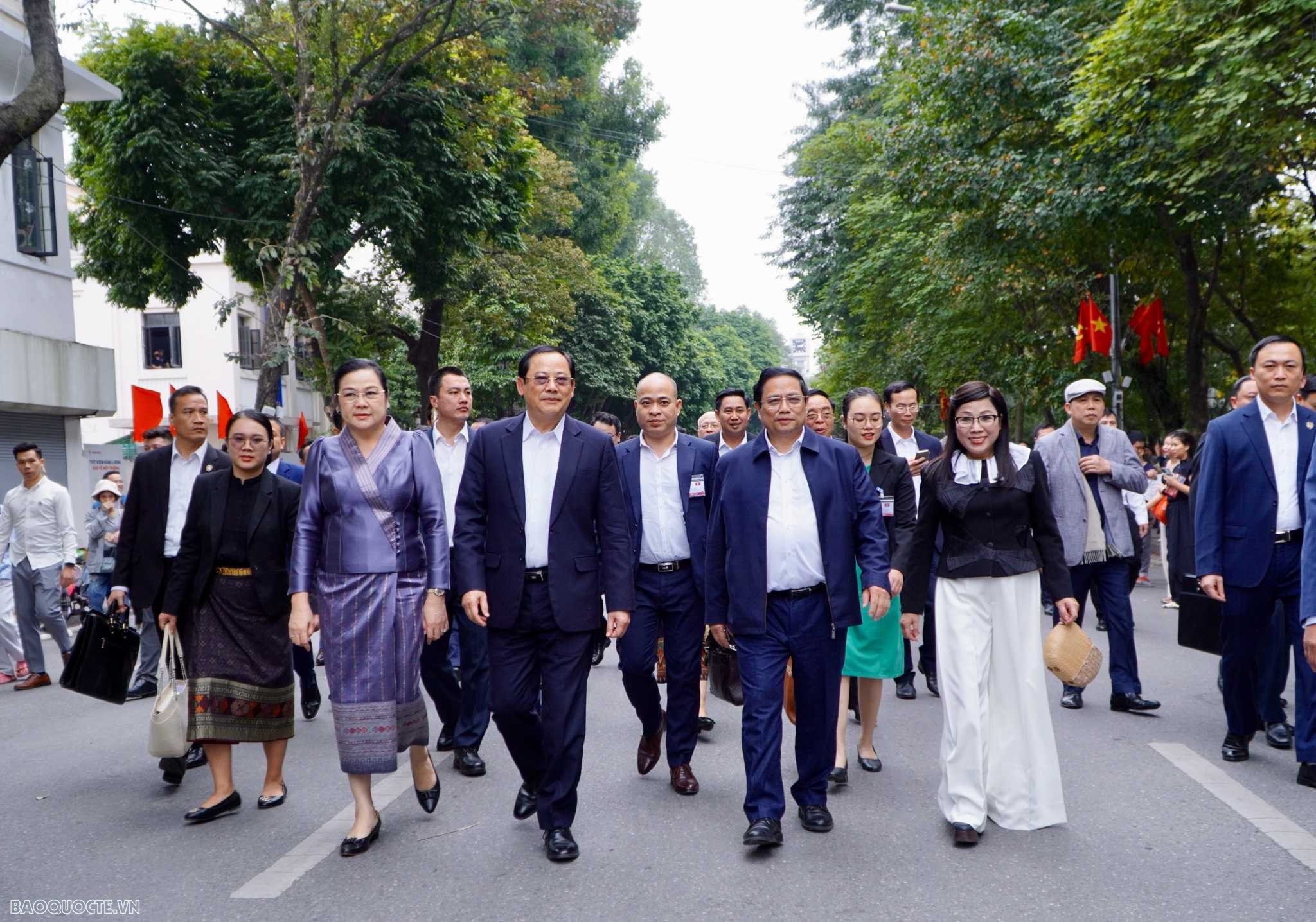 Vietnamese, Lao Prime Ministers tour Ngoc Son Temple, Hoan Kiem Lake