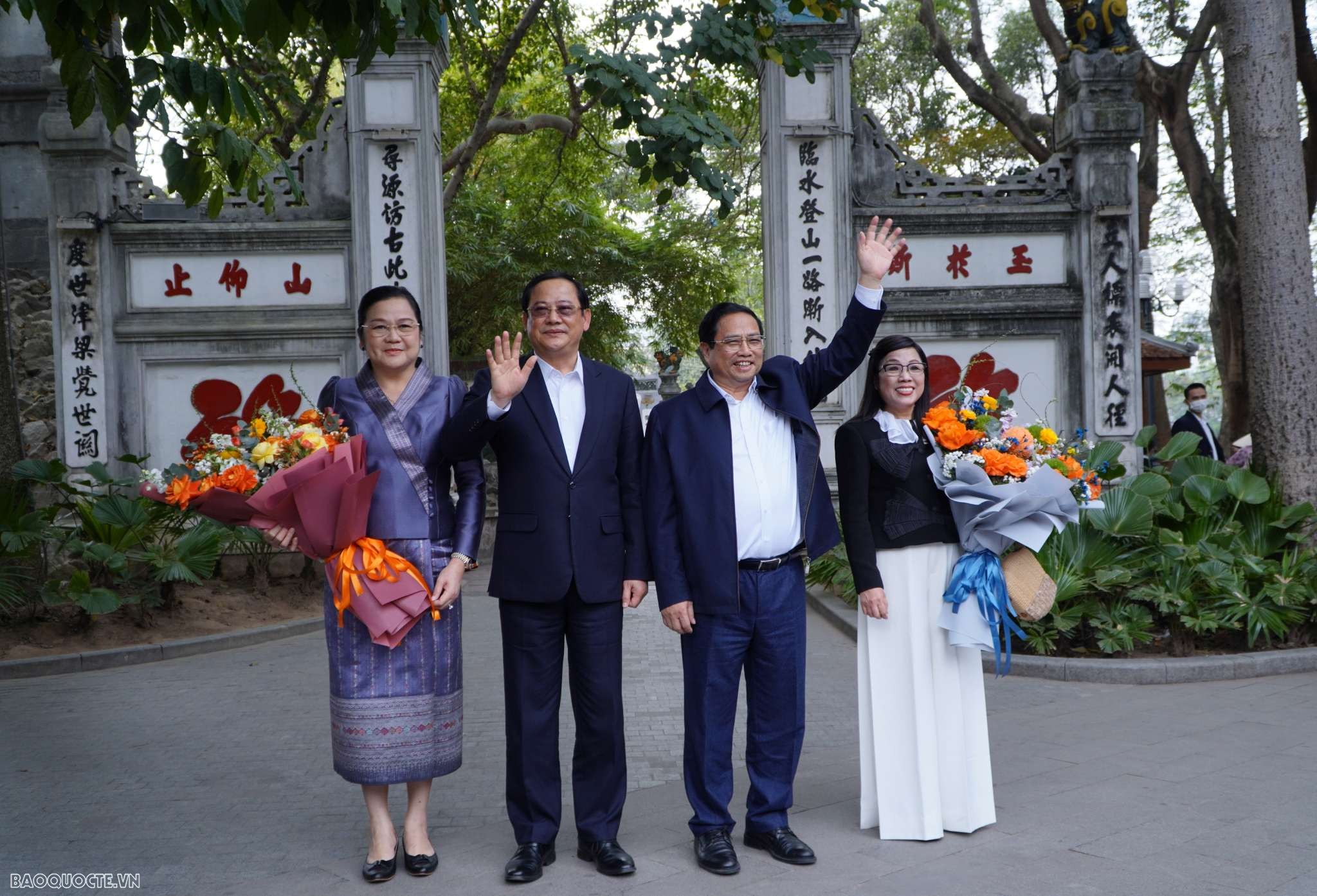 Hai Thủ tướng Việt Nam-Lào đi dạo Hồ Gươm và thưởng thức caphe