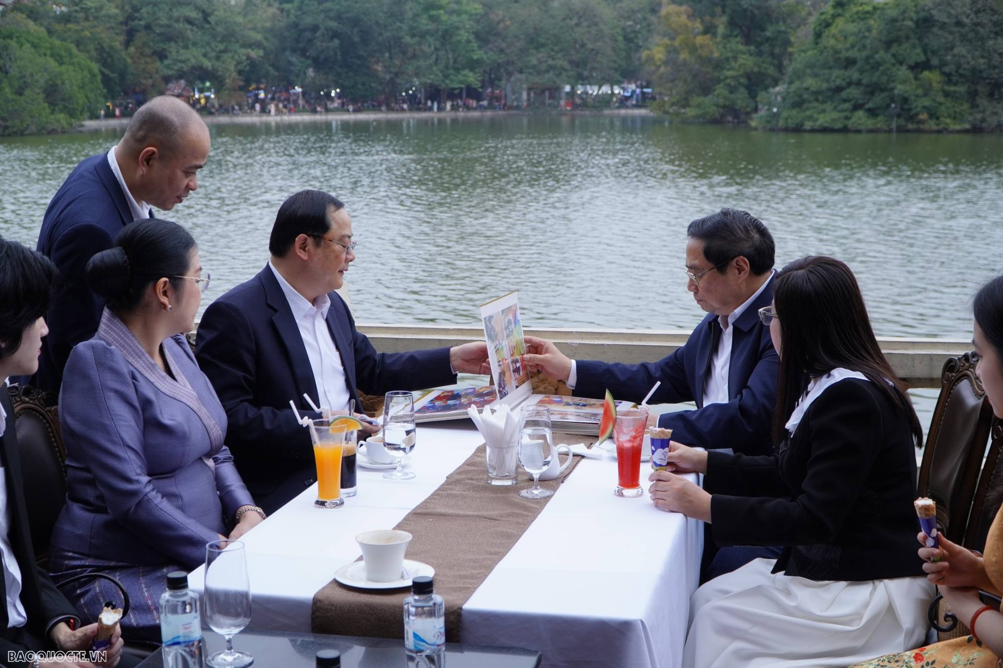 Hai Thủ tướng Việt Nam-Lào đi dạo Hồ Gươm và thưởng thức caphe