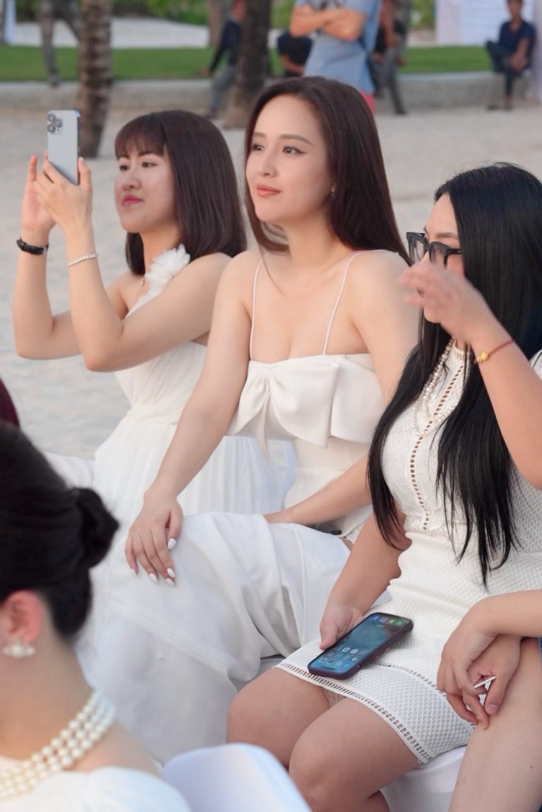 Dàn sao Việt rạng rỡ tại đám cưới Vân Hugo