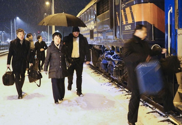 Bức ảnh ngày 6 tháng 1 năm 2024 này cho thấy Ngoại trưởng Nhật Bản Yoko Kamikawa (thứ 3 từ phải sang) lên một chuyến tàu ở khu vực phía đông Ba Lan để tới Ukraine. (Kyodo)