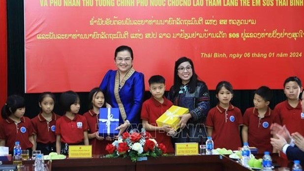 Vietnamese, Lao PMs’ spouses visit SOS Children's Village in Thai Binh