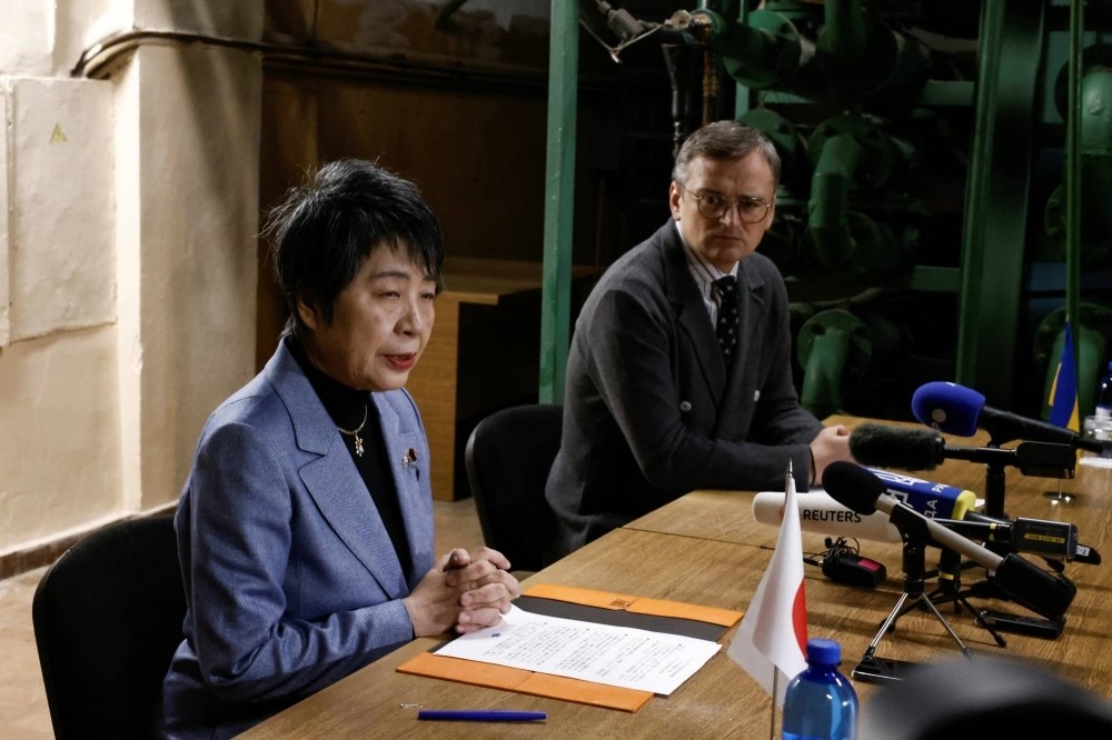 Ngoại trưởng Nhật Bản Kamikawa Yoko và người đồng cấp Ukraine Dmitro Kuleba tại cuộc họp báo trong một hầm tránh bom ở thủ đô Kiev hôm 7/1/2024. (Nguồn: Reuters)