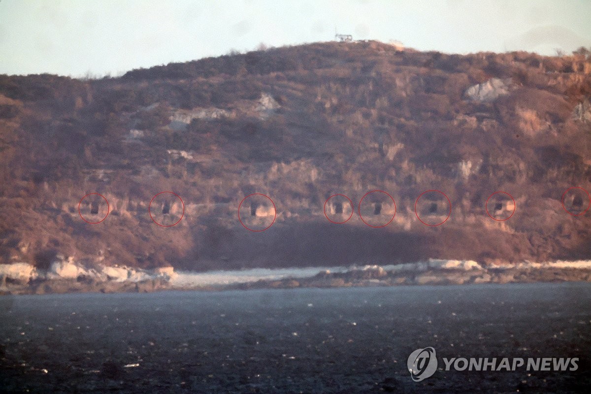 Các cổng súng của pháo binh ven biển trên một hòn đảo của Triều Tiên gần Đường giới hạn phía Bắc, biên giới trên biển trên thực tế, vẫn mở trong bức ảnh này chụp từ đảo Yeonpyeong tiền tuyến của Hàn Quốc vào ngày 7 tháng 1 năm 2023