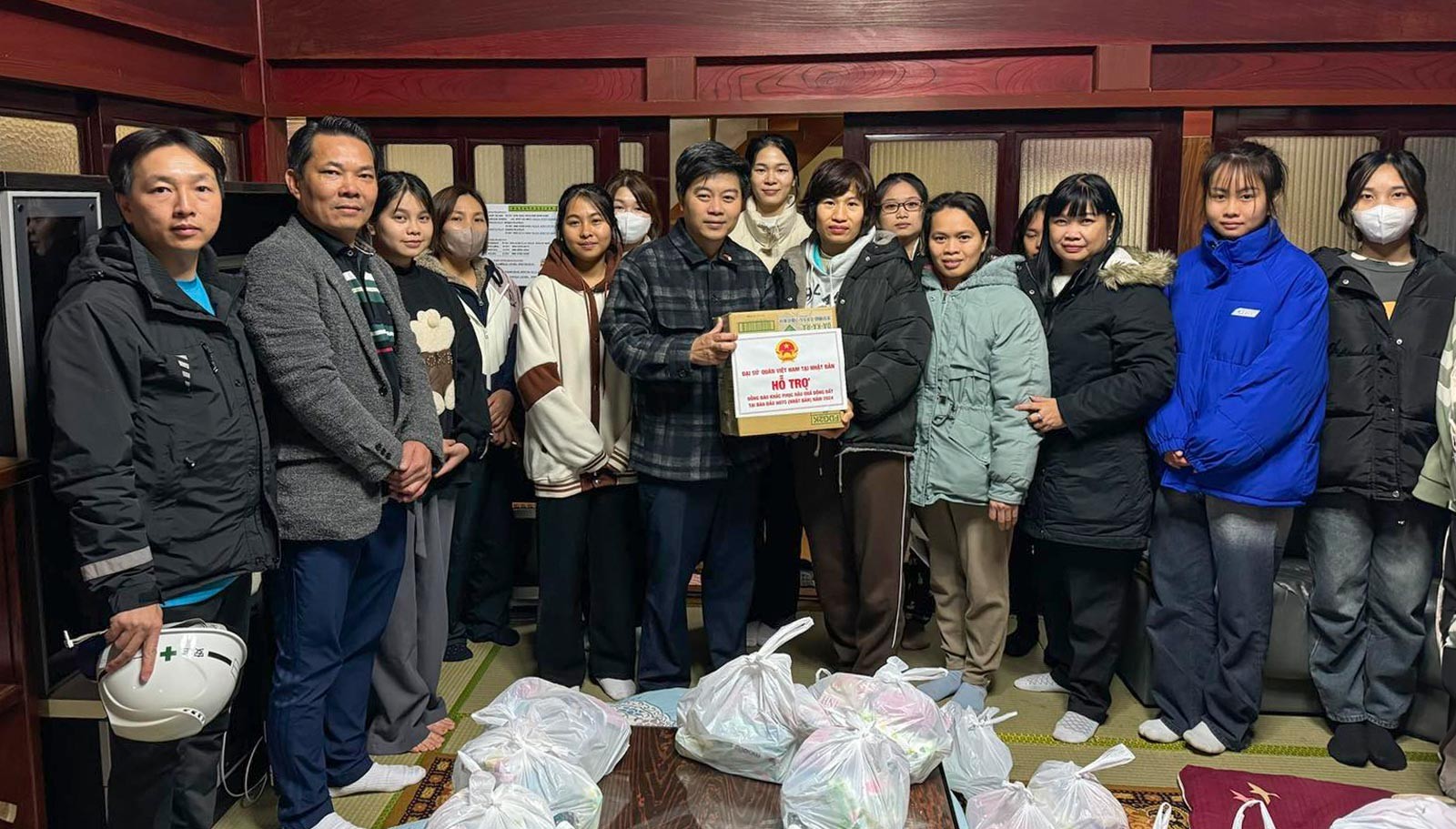 Đoàn tới thăm khu “kí túc xá” của các thực tập sinh đang làm việc tại các nhà máy chế biến thực phẩm tại thành phố Nanao, tỉnh Ishikawa – một nhóm mới liên lạc được với mạng lưới cứu trợ.