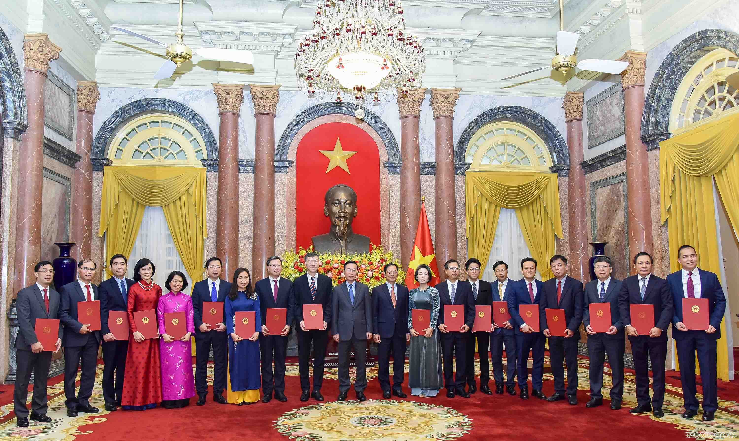 President Vo Van Thuong presents appointment decisions to Ambassadors, Heads of Representative Missions