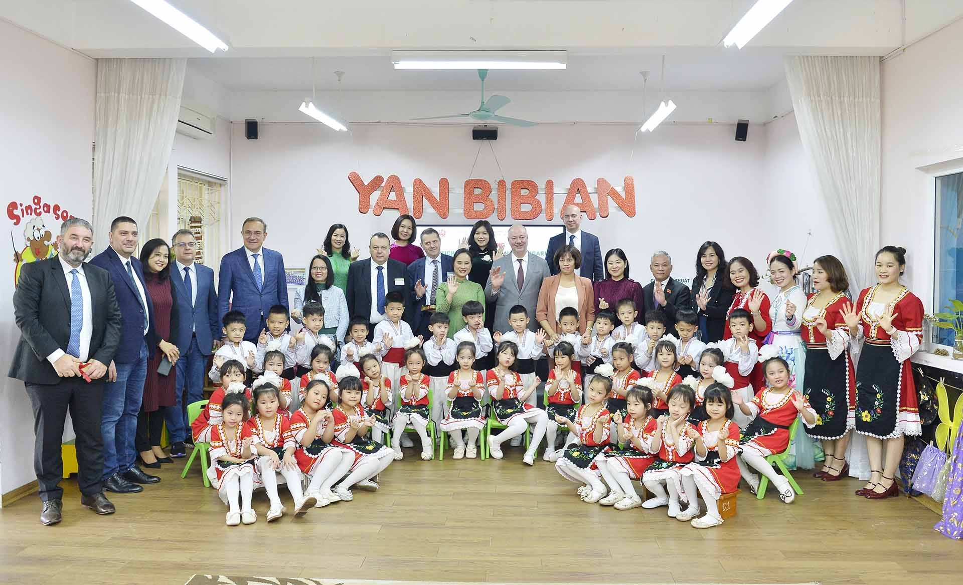 Chủ tịch Quốc hội Bulgaria Rossen Jeliazkov thăm trường Mầm non chất lượng cao Việt-Bun. (Nguồn: TTXVN)