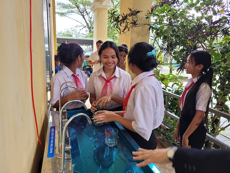 Vietnam Beverage hỗ trợ trang bị máy lọc nước cho 15 trường học miền Trung dịp Tết Nguyên Đán 2024