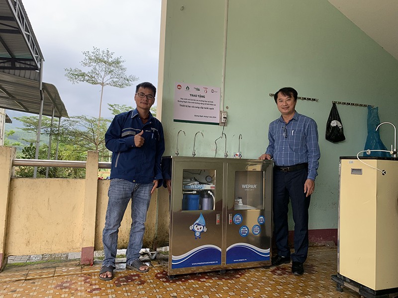 Vietnam Beverage hỗ trợ trang bị máy lọc nước cho 15 trường học miền Trung dịp Tết Nguyên Đán 2024