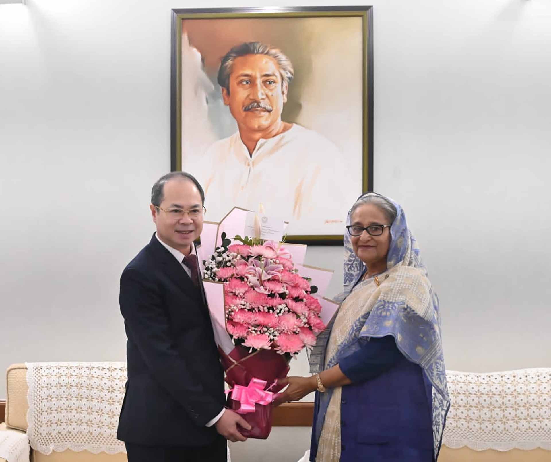 Đại sứ Nguyễn Mạnh Cường chúc mừng Thủ tướng Bangladesh Sheikh Hasina.