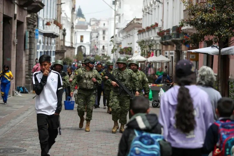 Binh sĩ Ecuador tuần tra trên đường phố ở Quito, Ecuador, ngày 09 tháng 1 năm 2024. EFE