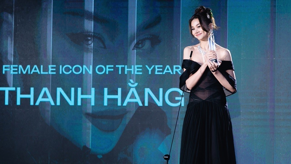 Siêu mẫu Thanh Hằng xinh đẹp nổi bật nhận giải thưởng Biểu tượng phụ nữ của năm 2023