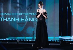 Siêu mẫu Thanh Hằng xinh đẹp nổi bật nhận giải thưởng Biểu tượng phụ nữ của năm 2023