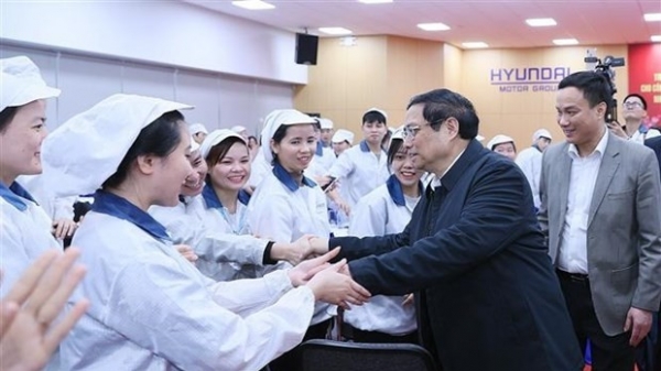 Prime Minister Pham Minh Chinh presents Tet gifts to disadvantaged workers in Hai Duong