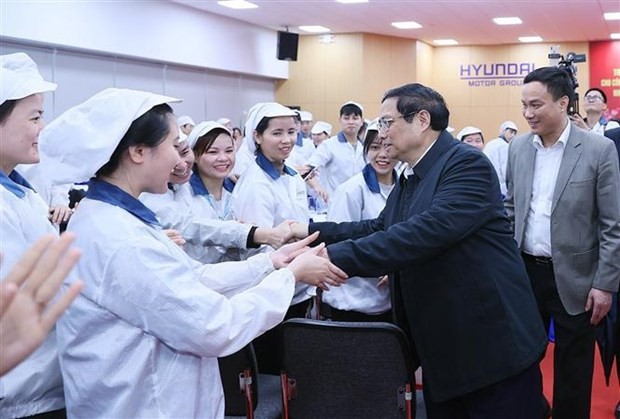 PM Pham Minh Chinh presents Tet gifts to disadvantaged workers in Hai Duong
