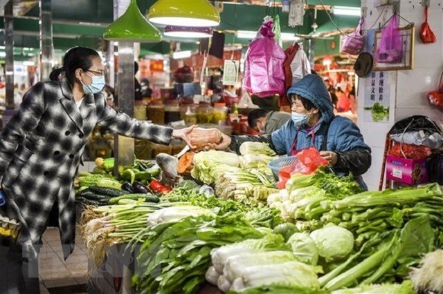 Người tiêu dùng mua hàng tại một chợ ở Quảng Tây, Trung Quốc. (Ảnh: Tân Hoa xã)