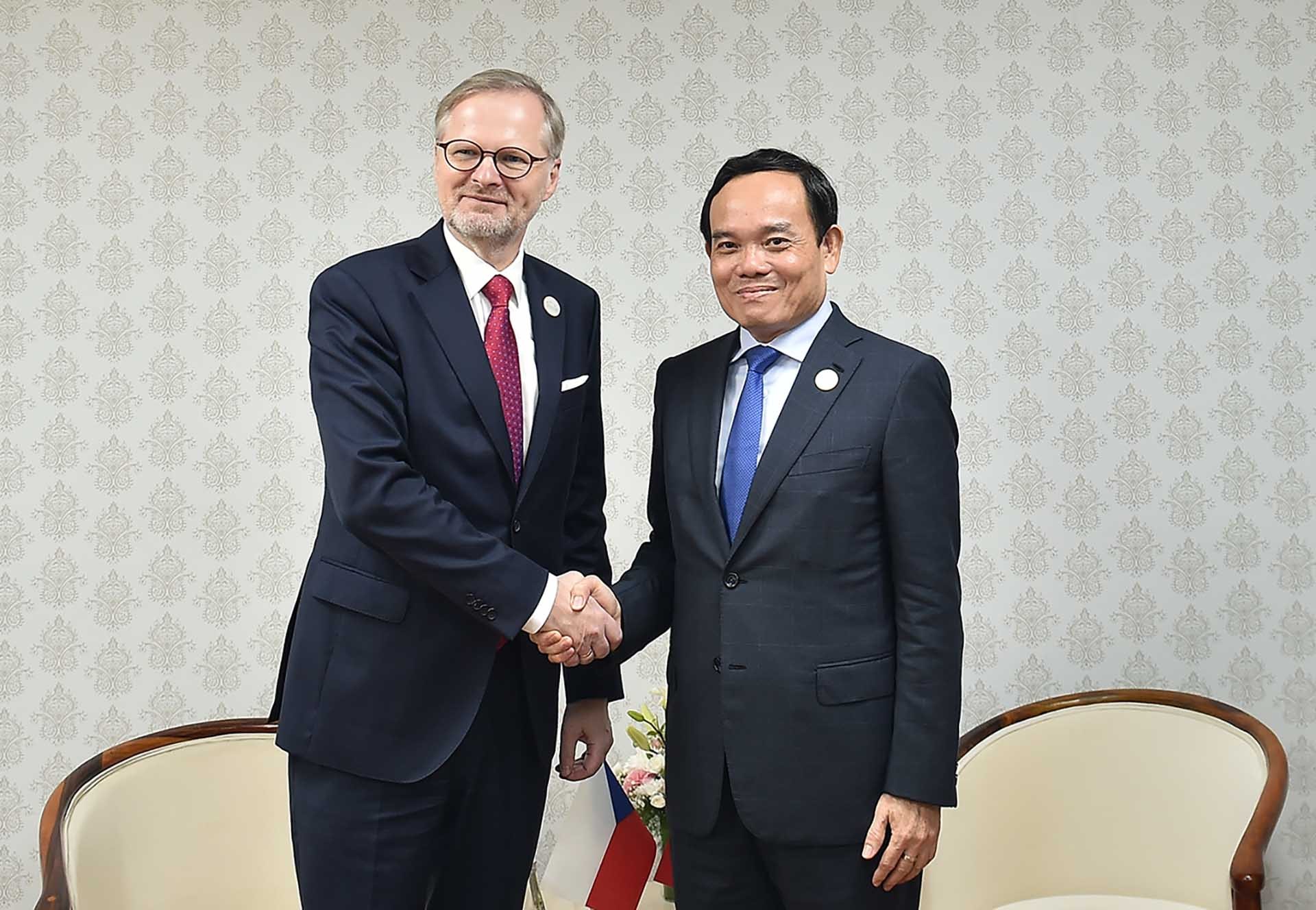Phó Thủ tướng Trần Lưu Quang gặp Thủ tướng Cộng hòa Czech Petr Fiala.