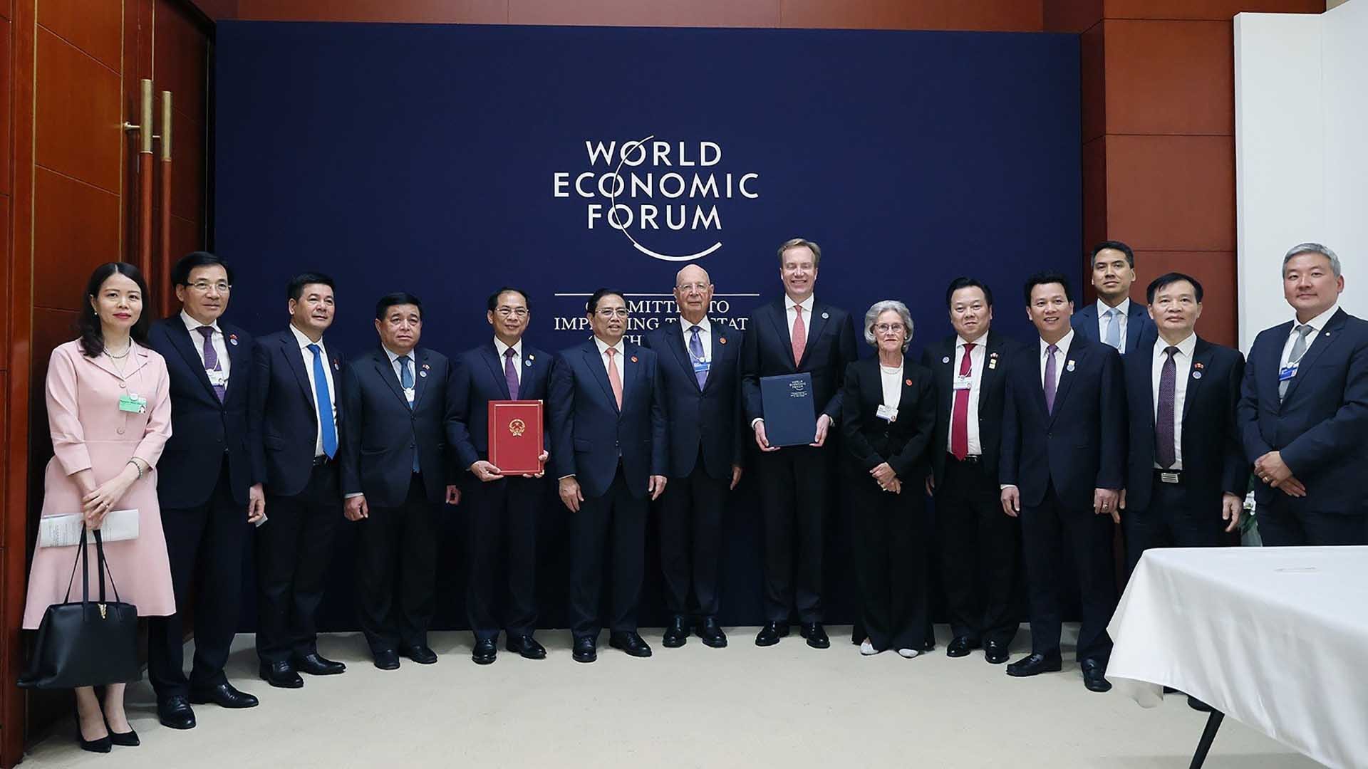 Thủ tướng Phạm Minh Chính chứng kiến ký kết MOU Việt Nam – WEF giai đoạn 2023-2026  tại WEF Thiên Tân, ngày 26/6/2023. (Nguồn: VGP) 
